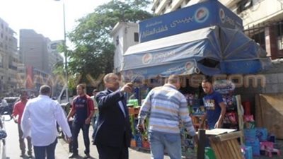 حملة لنظافة الشوارع بحي الموسكي في القاهرة