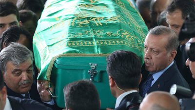 بالصور.. أردوغان يشارك في تشييع جثمان والد عبد الله جول