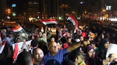 بالفيديو والصور.. مؤيدو «السيسي» يحتفلون في المهندسين بالألعاب النارية