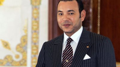 العاهل المغربي يصل تونس في أول زيارة منذ الإطاحة بحكم 