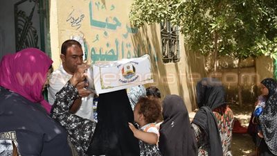 بالصور.. توزيع كرتونة رمضان على فقراء «ضرب الطباخين» في الفيوم