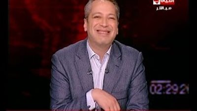 بالفيديو.. تامر أمين يسخر من ابتسامة المصريين أمام الكاميرات