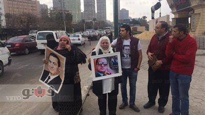 بالفيديو.. تجمع أنصار مبارك أمام المعادي العسكري قبل التوجه للمحكمة