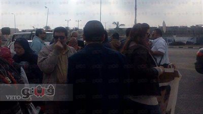 بالصور.. أنصار «مبارك» يرفعون صوره أمام أكاديمية الشرطة