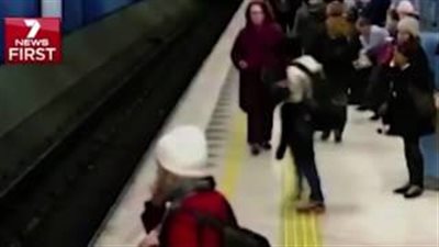 بالفيديو والصور.. لحظة سقوط امرأة أمام مترو الأنفاق بأستراليا