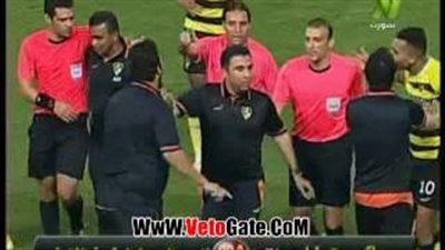 بالفيديو.. «ميدو» يشتبك مع حكم المصري عقب المباراة