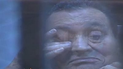 بالفيديو والصور.. «مبارك» يبكى بعد ظهوره الأول بالبدلة الزرقاء في «محاكمة القرن»