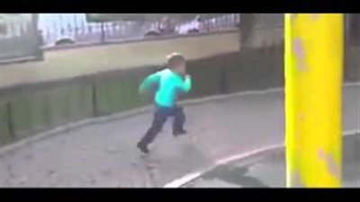 بالفيديو.. رد فعل طفل سوري على رجل أقنعه بوجود قنبلة