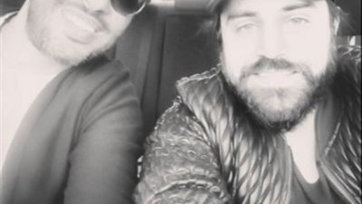 رامي جمال مداعبًا الموزع «نور»: «متصور مع واحد معرفوش»