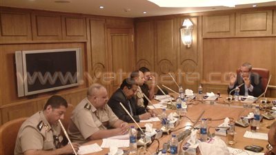 بالصور.. محافظ قنا يلتقي قائد المنطقة الجنوبية لبحث مبادرة النظافة