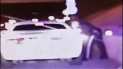 بالفيديو.. لحظة سقوط شاحنة خمور على شرطي