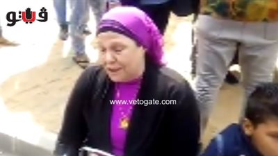 بالفيديو.. سيدة من أنصار مبارك باكية: «بطل أكتوبر يقف في القفص كده»