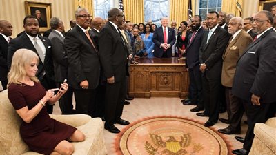 بالصور.. أغرب اللحظات في البيت الأبيض.. آخرها جلسة مستشارة «ترامب»