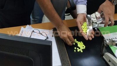 ضبط 93 قرصا من مخدر «إكستازي» داخل هدية بمطار القاهرة