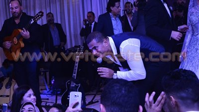 بالصور.. عمرو دياب يشارك نيكول سابا إحياء زفاف بالقاهرة الجديدة
