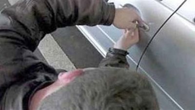 ضبط 3 أشخاص كونوا تشكيلا عصابيا لسرقة السيارات بالدقي