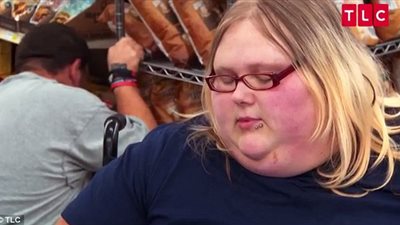 بالفيديو والصور.. معاناة امرأة وزنها 317 كيلو خلال التسوق