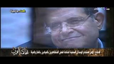 بالفيديو.. ابتسامات متبادلة بين حبيب العادلي وعدلي فايد داخل قفص الاتهام