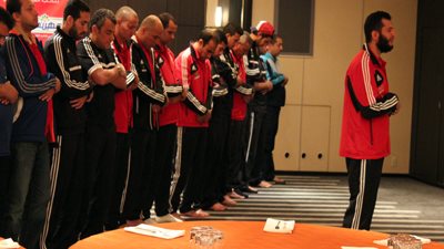 بعثة الأهلى تؤدى صلاة الجمعة بالفندق