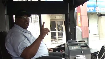 بالفيديو والصور.. سائق ينقذ امرأة من الانتحار بطريقة مذهلة