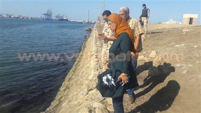 بالصور.. انفجار ماسورة مياه عمومية في بورفؤاد