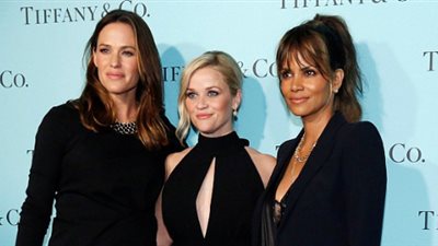 بالصور.. جينفر جارنر تحتضن ريس ويذرسبون في حفل خيري لجمع التبرعات