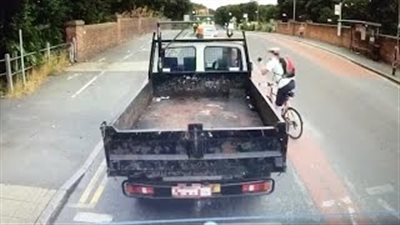 بالفيديو.. «خناقة» بين سائقي شاحنة ودراجة على الطريق