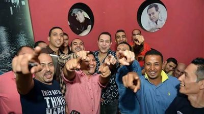 بالصور.. «حكيم» يتناول الإفطار مع جمهوره بأحد الكافيهات