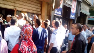 بالصور.. طوابير أمام مجمع استهلاكي بوسط البلد لشراء السكر