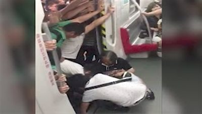 بالفيديو.. مواطنون يدفعون عربة مترو لإنقاذ عجوز