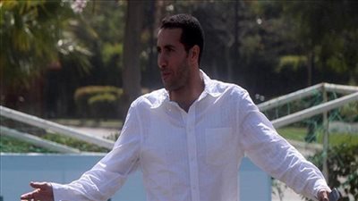 «أبو تريكة» يصل الدوحة لتحليل لقاء برشلونة وأتليتكو مدريد