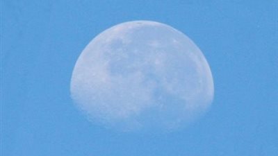 رصد القمر «نهارا» بسماء الوطن العربي