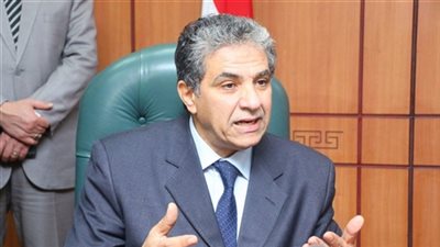 وزير البيئة يستعرض تقريرا حول رفع كفاءة منظومة النظافة بالمحافظات