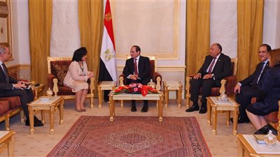 السيسي يلتقي رئيس البرلمان ووزيرة الثقافة بالبحرين.. يبحث تعزيز التعاون بين البلدين.. يؤكد التزام مصر بدعم دول الخليج والحفاظ على أمنها.. ويدعو لتنظيم فعاليات ثقافية مشتركة