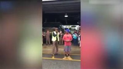 بالفيديو والصور.. عمال يعدون مفاجأة غير متوقعة لزميلهم المراهق