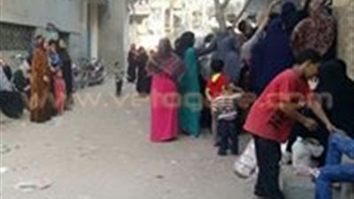 بالصور.. زحام شديد على منافذ صرف السلع التموينية بالشرقية