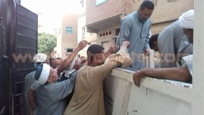 بالصور.. «أولاد يحيى» بسوهاج توفر منفذًا لبيع السلع الغذائية المدعمة