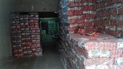 الداخلية تواجه مافيا السلع الاستراتيجية بحملات يومية.. مداهمة مخازن في 4 محافظات لضبط محكتري السلع.. والعثور على 759 طن أرز وسكر مخبأة و3 ملايين لتر مواد بترولية ومليون علبة سجائر