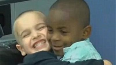 بالصور.. صبي يحلق شعره بسبب صديقه الأسمر