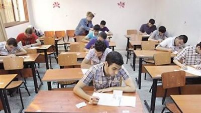 استياء طلاب الثانوية من أداء الامتحانات في رمضان.. رحمة: «بنفكر في الأكل أكتر من الأسئلة».. أحمد: «مبنعرفش نشتم اللي حاطط الامتحان».. ميرنا: «مش حاسة بطعم الشهر».. ومحمد: