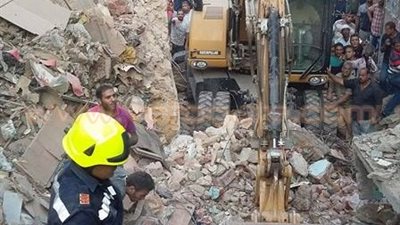 إصابة شخصين والبحث عن جثة آخر تحت أنقاض عقار الخليفة