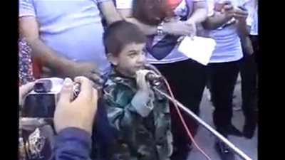 بالفيديو.. ابن سلاف فواخرجى يغنى لبشار الأسد