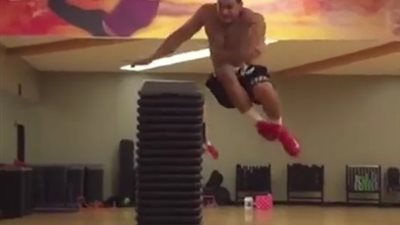 بالفيديو.. 750 ألف مشاهدة لشباب ينفذون أصعب القفزات