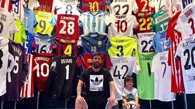 ميسي يستعرض قمصان نجوم العالم الحاصل عليها