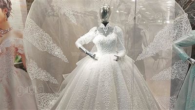 يبدأ بـ 3500 جنيه.. أغسطس موسم تأجير فساتين الزفاف والسواريه | فيديو وصور