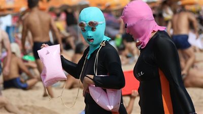 المايوه الشرعي من الترحيب بظهوره للمنع في المنشآت السياحية.. 2010 يشهد بداية انتشاره.. الحماية من أشعة الشمس سبب إقبال الأجنبيات.. علماء الدين ينقسمون حول الحرمانية.. والمغرب وفرنسا تمنعان ارتداءه