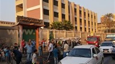 بالصور.. اشتعال النار في سيارة ميكروباص بشارع السودان