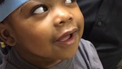 بالفيديو والصور.. رد فعل طفلة تسمع صوتها لأول مرة