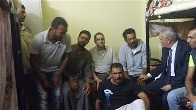 بالصور.. وزير القوى العاملة يطمئن على العامل المصاب بحادث الدوحة
