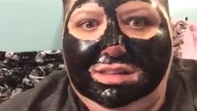 بالفيديو.. امرأة تفشل في نزع قناع إزالة الرؤوس السوداء